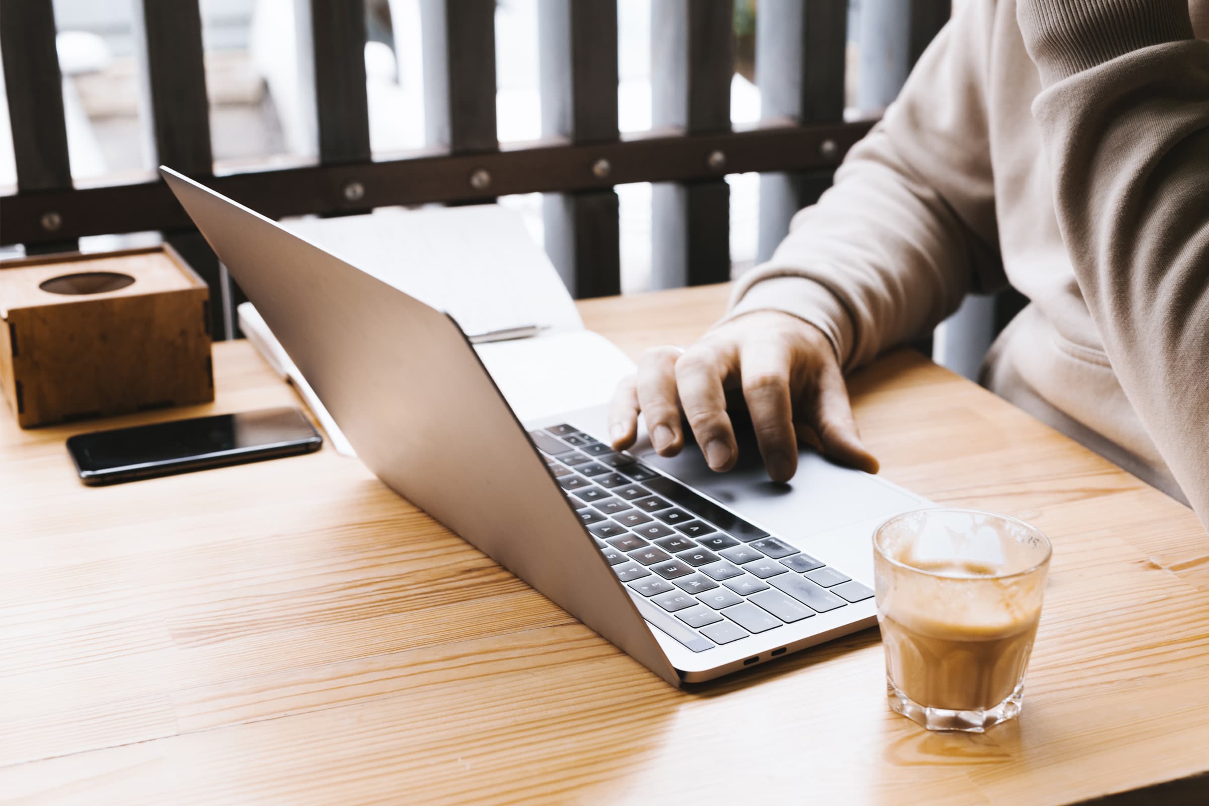 Manager analizând review-urile clienților pe laptop